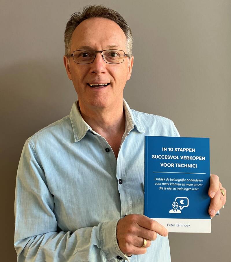 Peter Kalishoek die zijn boek 'In 10 stappen succesvol verkopen voor technici' vasthoudt