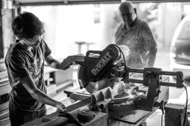 Foto van leerling aan zaagmachine van Vance Oosterhout via Unsplash