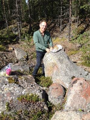 Afbeelding van picknickende Peter Kalishoek