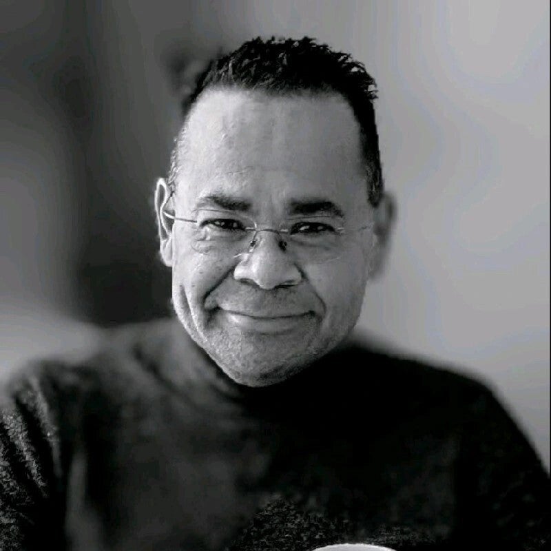 Foto van Raymond Scheurkogel,  Manager bij Akkordis met het boek 'In 10 stappen succesvol verkopen voor technici' in zijn handen.