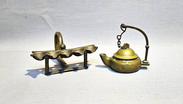 Twee Antieke Messing Olielampen – Ritueel en Huishoudelijk