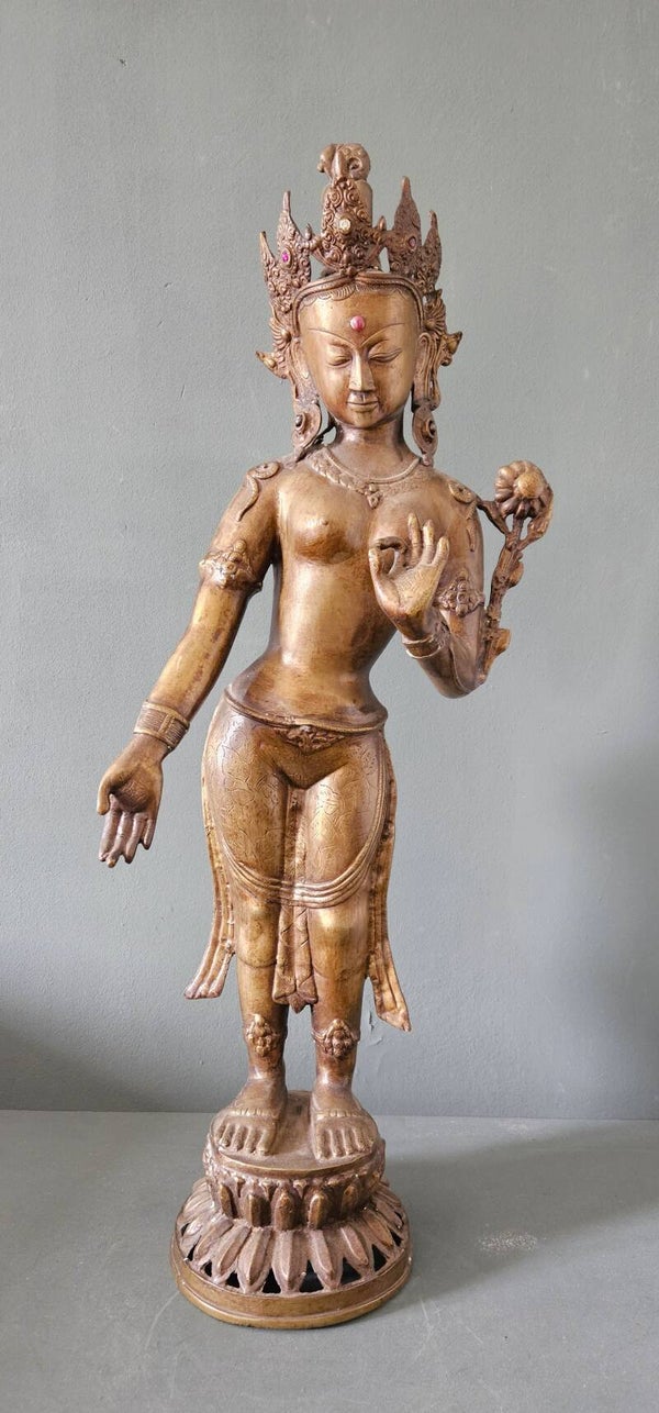 Groot staand Devi Tara gepatineerd bronzen sculptuur, Handgemaakt boeddhistisch idool, eind 19e eeuw.