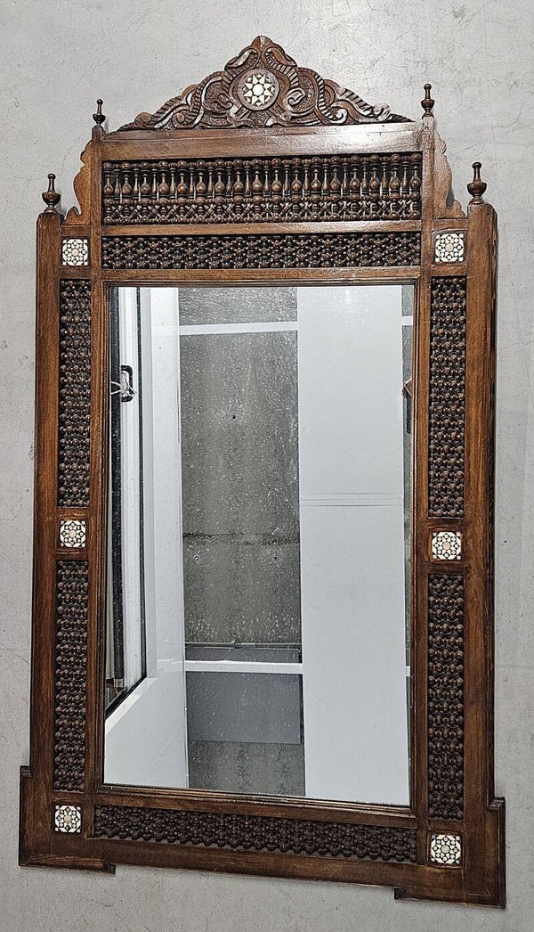 Indiaanse houten spiegel met Moorse vorm