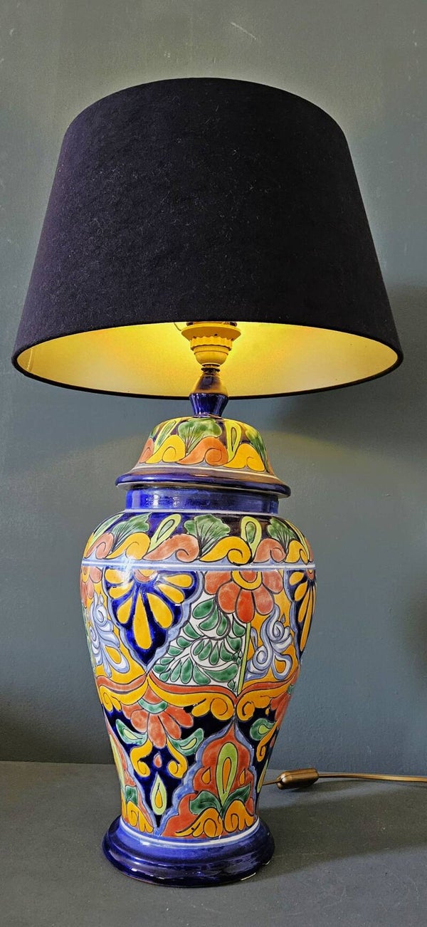 De rijke ontwerpen uit de Mexicaanse koloniale tijd komen tot leven in deze decoratieve tafellamp lampvoet. aardewerk