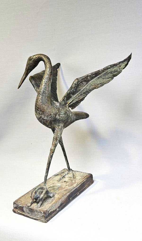 Karaktervol Bronzen Beeld – Reiger met prooi (Kikker)