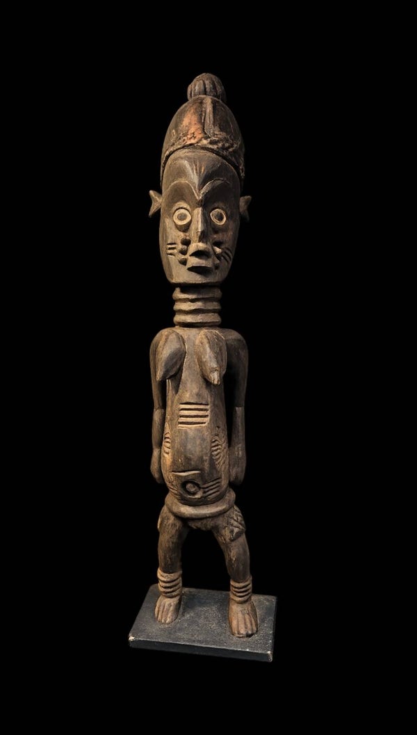 Een monumentaal West-Afrikaans houten voorouder- of schrijnbeeld (Alusi), waarschijnlijk Igbo of Urhobo, Nigeria.