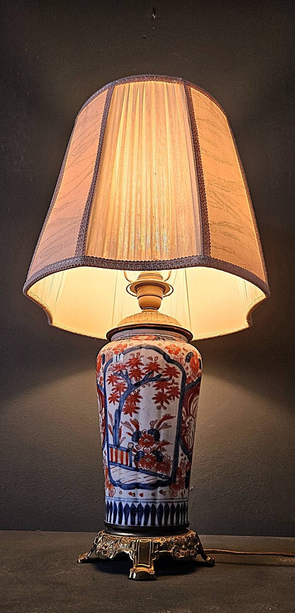 Een antieke 19e eeuwse Japans imari vaas verbouwd tot lamp