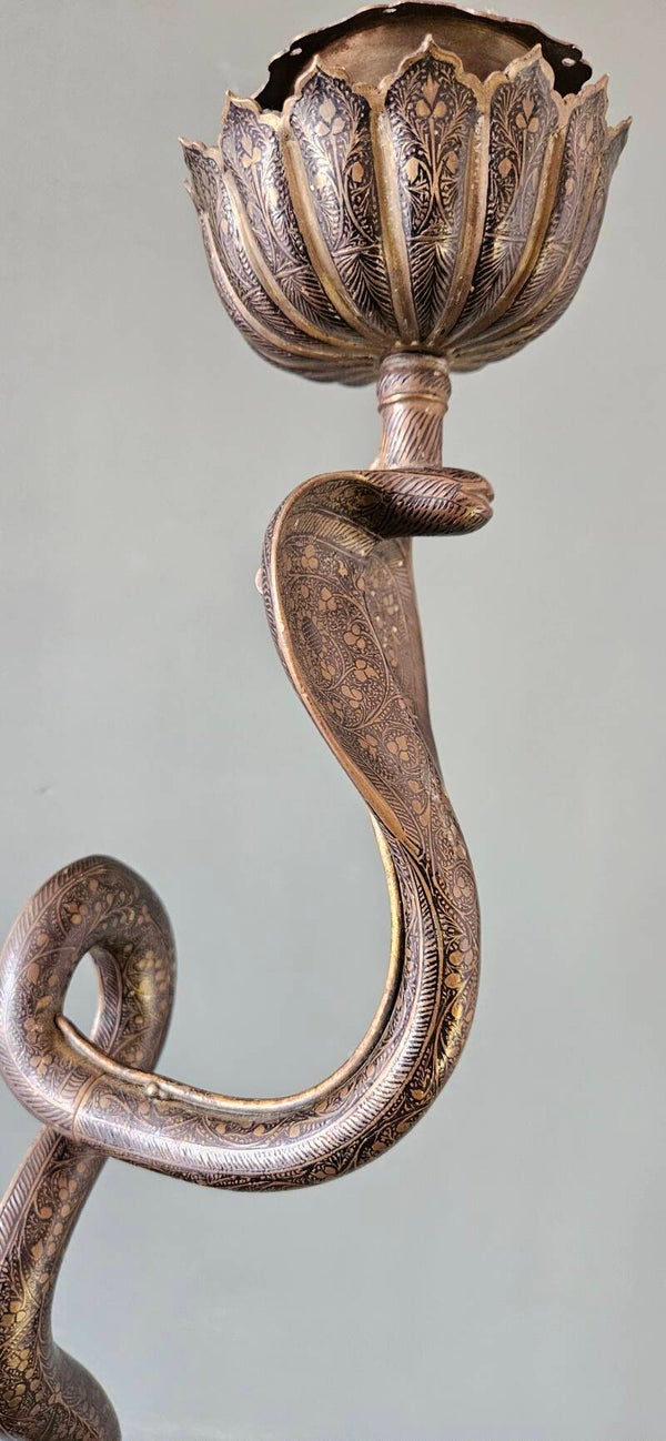 Een brons gedecorerde wandlamp in de vorm van een cobra. - Brons - India - 20e eeuw