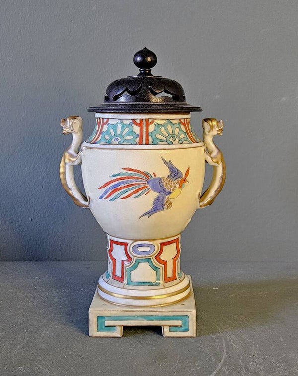 Een Kakiemon stijl wierook met houten deksel. Frankrijk, 19e eeuw.