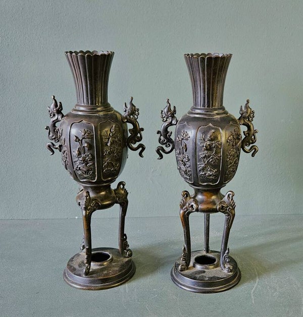 Een paar bronzen vazen, met floraal fauna decor