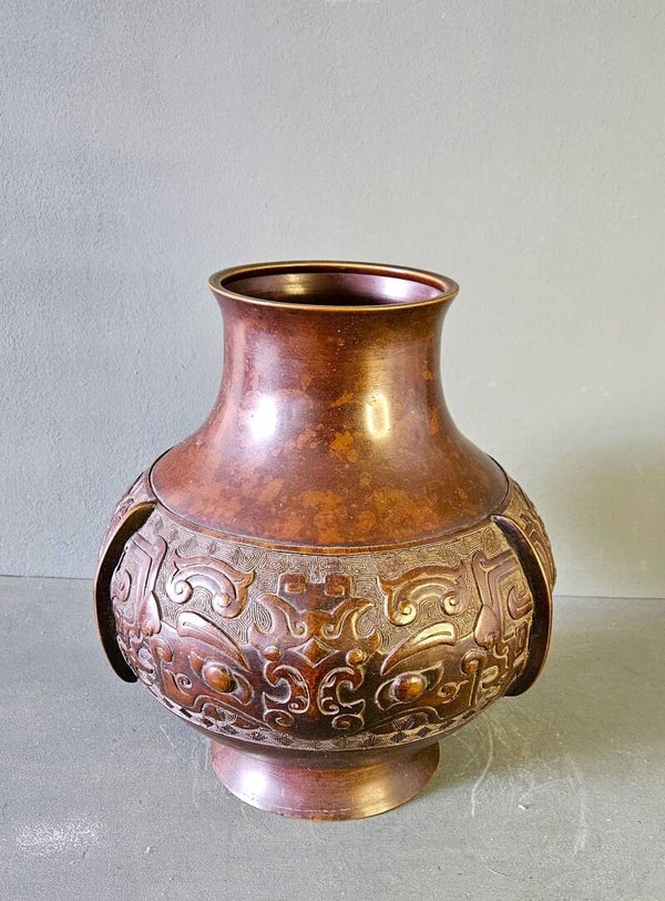 Bronzen vaas met archaïsche motieven