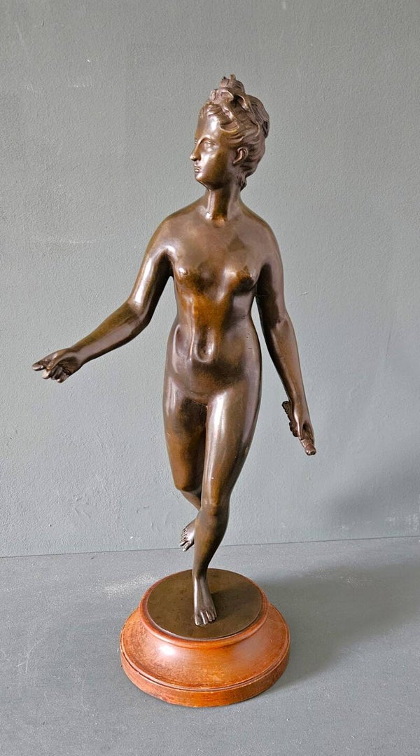 'Diana', bronzen sculptuur op houten basement