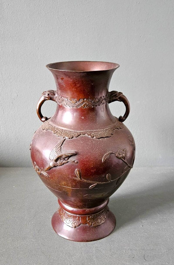 Een Japanse bronzen vaas