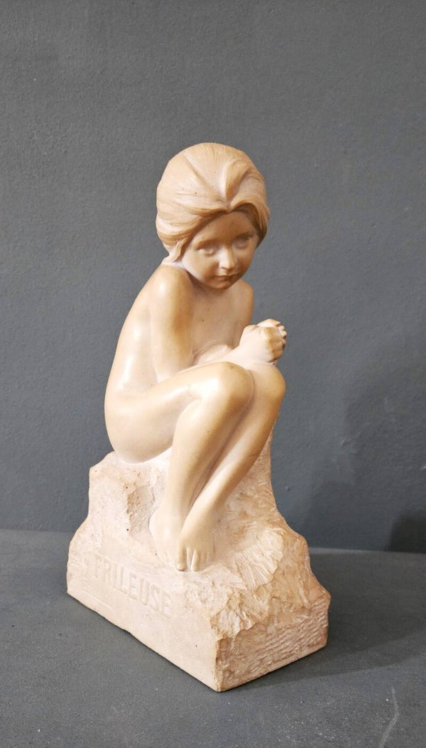 Escudero - sculptuur, Frileuse - 26 cm - Steen