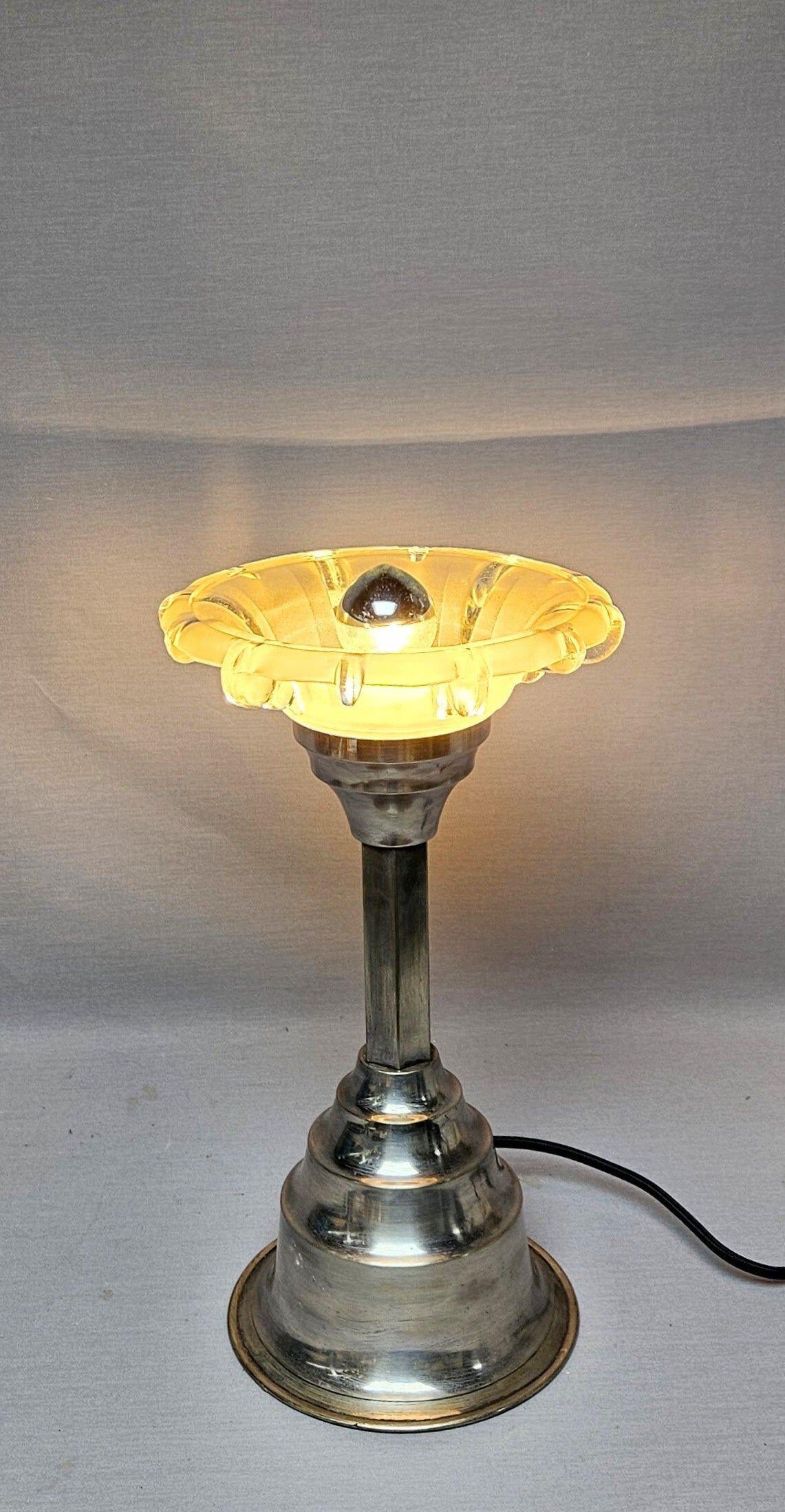 Franse Art Deco Tafellamp – Geperst Glas & Vernikkelde Voet – Jaren 30