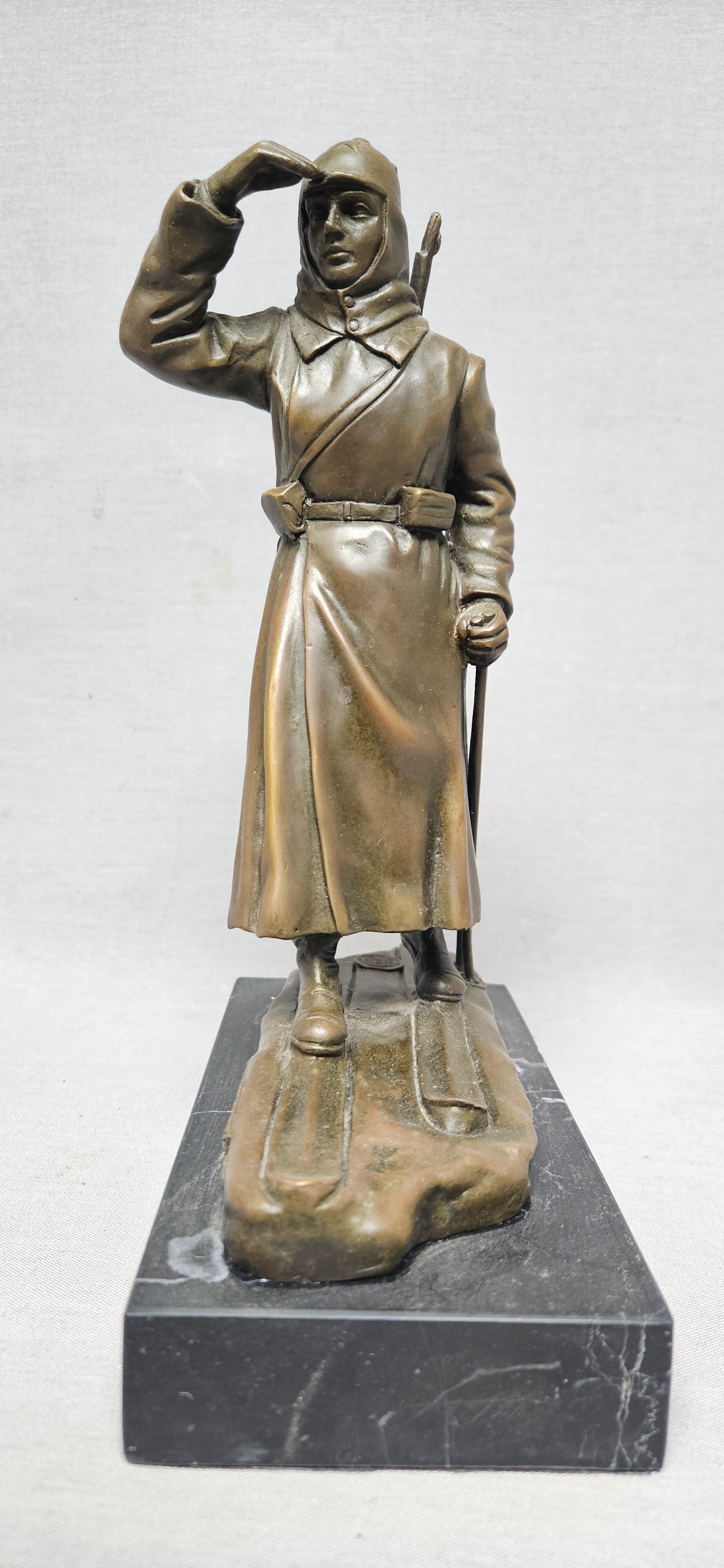 Indrukwekkend bronzen beeld van een Sovjet-skisoldaat / verkenner op marmeren sokkel – naar historisch model uit 1932.