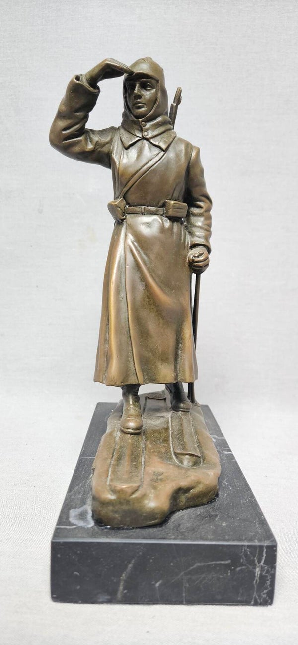 Indrukwekkend bronzen beeld van een Sovjet-skisoldaat / verkenner op marmeren sokkel – naar historisch model uit 1932.