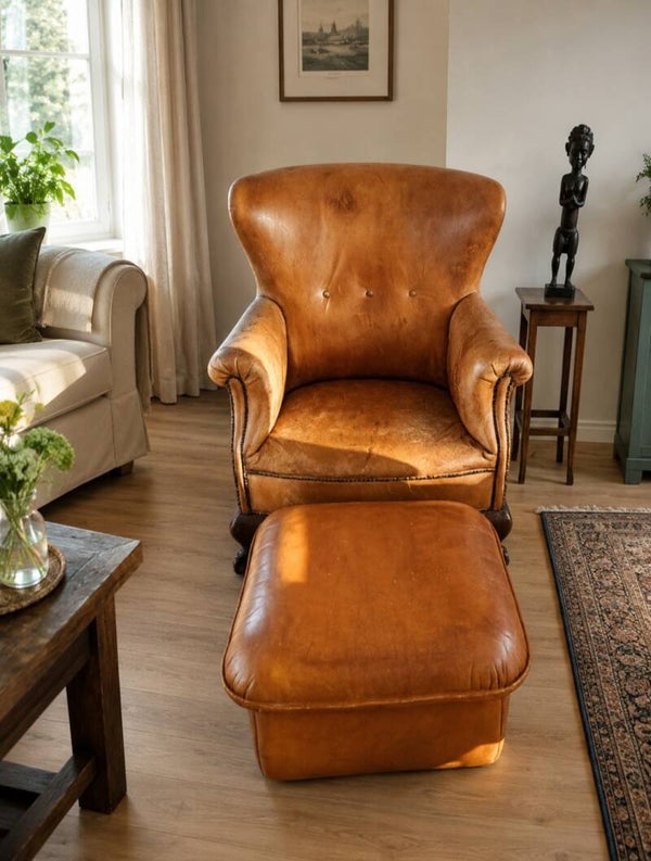 Klassieke gecapitonneerde schapenleren clubfauteuil met bijpassende hocker – Engelse stijl – Mid-Century / Vintage