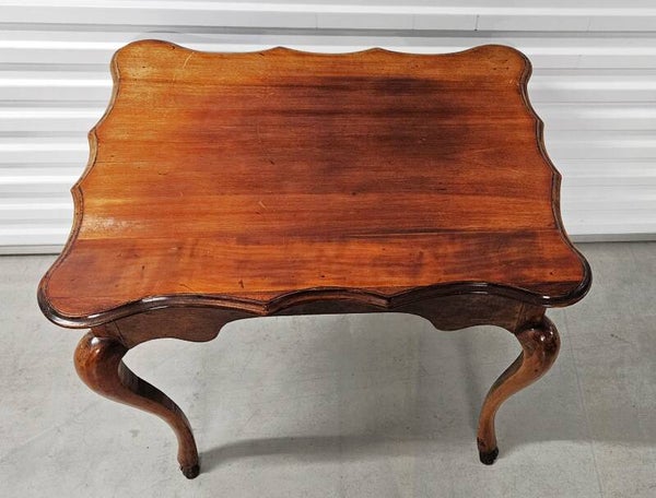 Een Franse mahoniehouten bijzettafeltje, Louis XV, 2e helft 18e eeuw