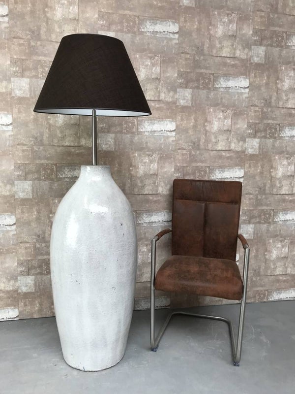 V020722 Vloerlamp aardewerk grijs glazuur met donker bruine linnen kap.