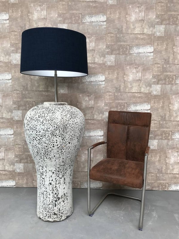 V047937 Vloerlamp aardewerk ocean oxide met donker blauwe linnen kap.