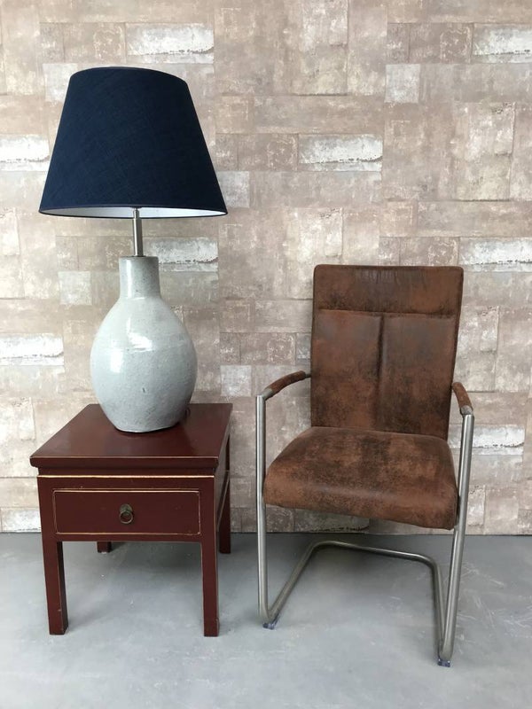 T010702 Tafellamp aardewerk grijs glazuur met donker blauwe linnen kap.