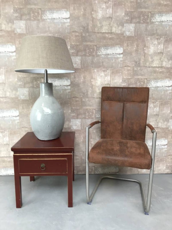 T010712 Tafellamp aardewerk grijs glazuur met licht bruine linnen kap.