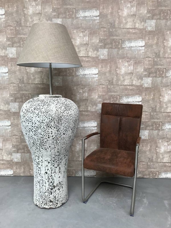 V047927 Vloerlamp aardewerk osian oxide met licht bruine linnen kap.