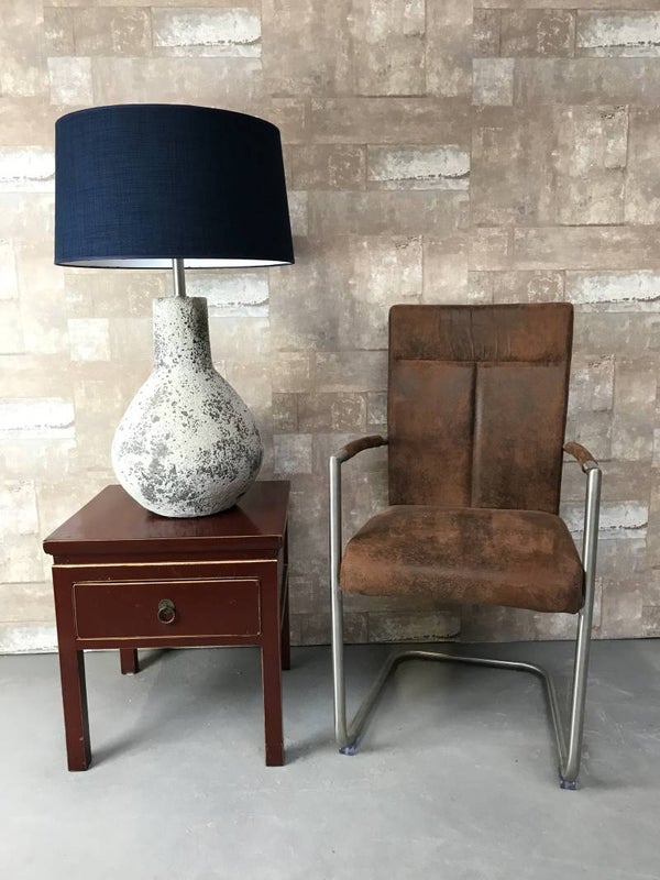 T027918 Tafellamp aardewerk ocean oxide met donker blauwe linnen kap.