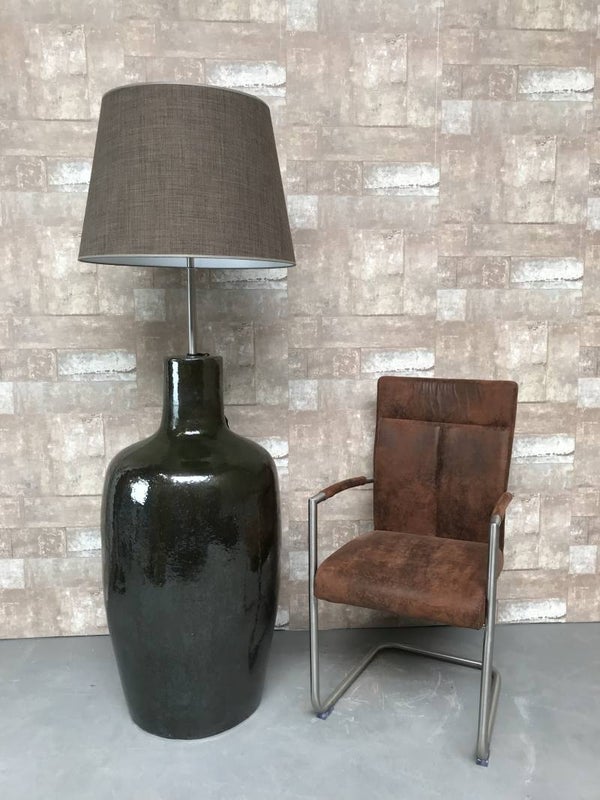 V031435 Vloerlamp aardewerk donker groen glazuur met bruine linnen kap.