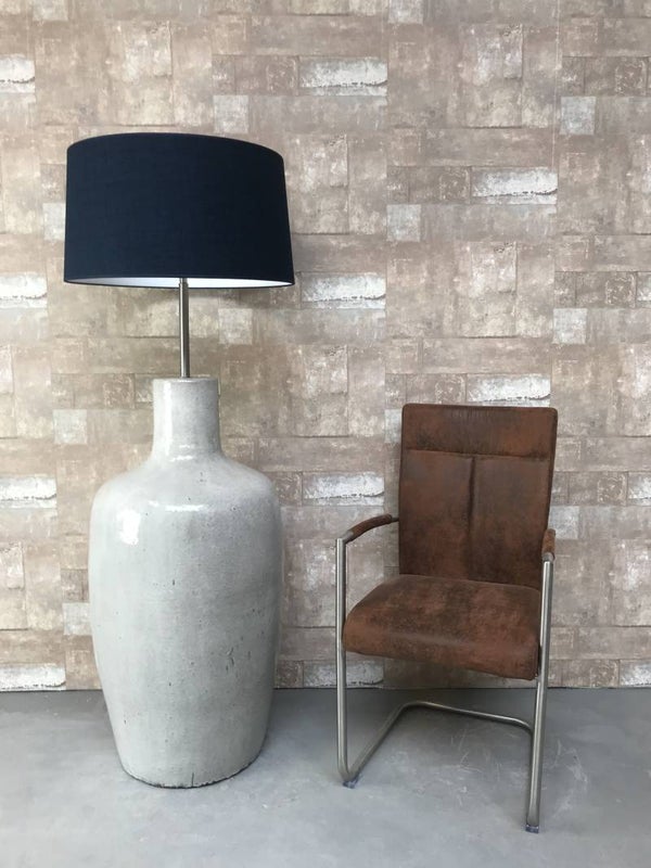 V030737 Vloerlamp aardewerk grijs glazuur met donker blauwe linnen kap.