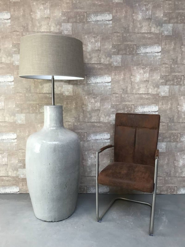 V030741 Vloerlamp aardewerk grijs glazuur met licht bruine linnen kap.