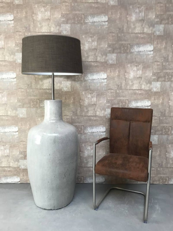 V030742 Vloerlamp aardewerk grijs glazuur met bruine linnen kap.