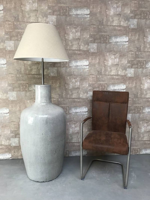 V030726 Vloerlamp aardewerk grijs glazuur met creme linnen kap.