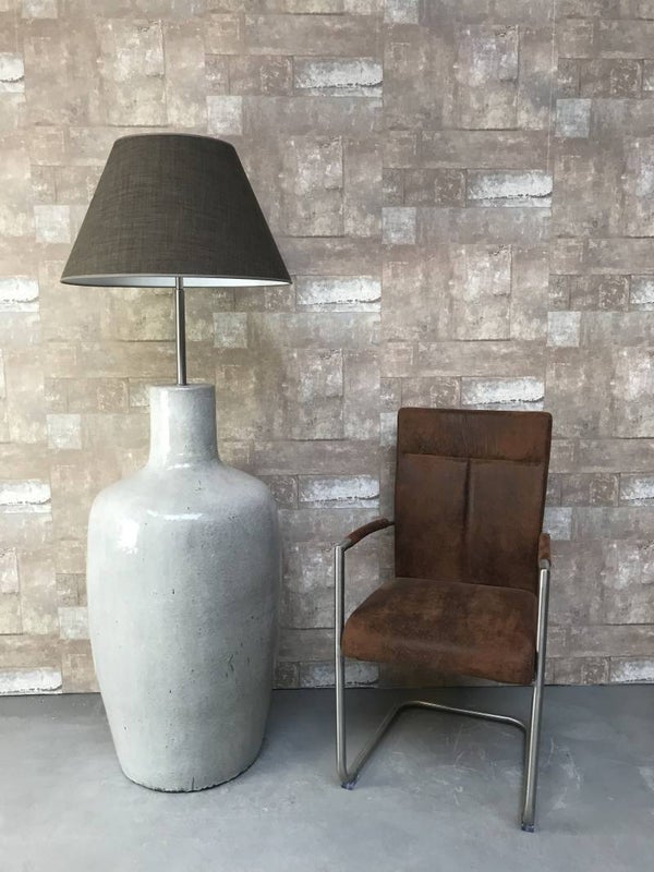 V030728 Vloerlamp aardewerk grijs glazuur met bruine linnen kap.