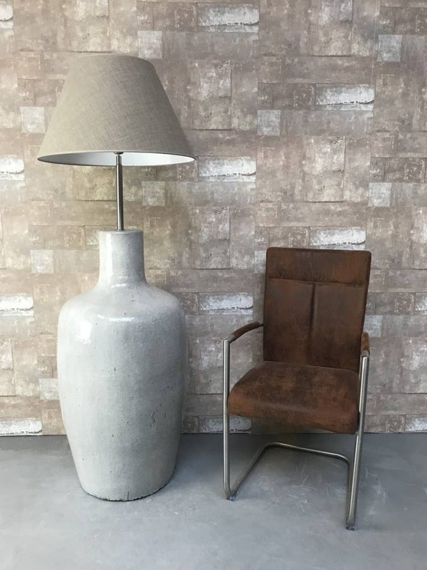 V030727 Vloerlamp aardewerk grijs glazuur met licht bruine linnen kap.