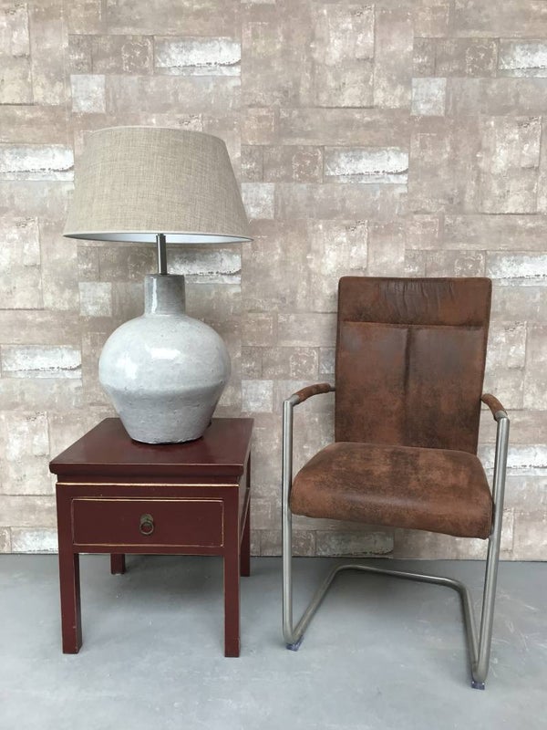 T030712 Tafellamp aardewerk grijs glazuur met licht bruine linnen kap.