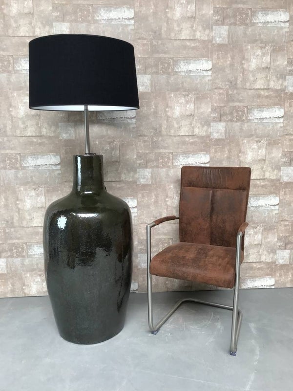 V031439 Vloerlamp aardewerk donker groen glazuur met zwarte linnen kap.
