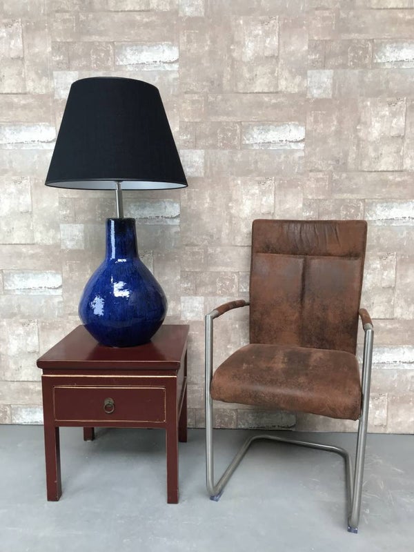 T021203 Tafellamp aardewerk blauw glazuur met zwarte linnen kap.