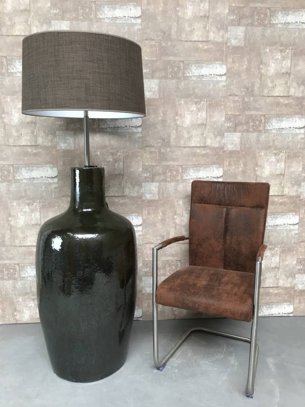 V031442 Vloerlamp aardewerk donker groen glazuur met bruine linnen kap.
