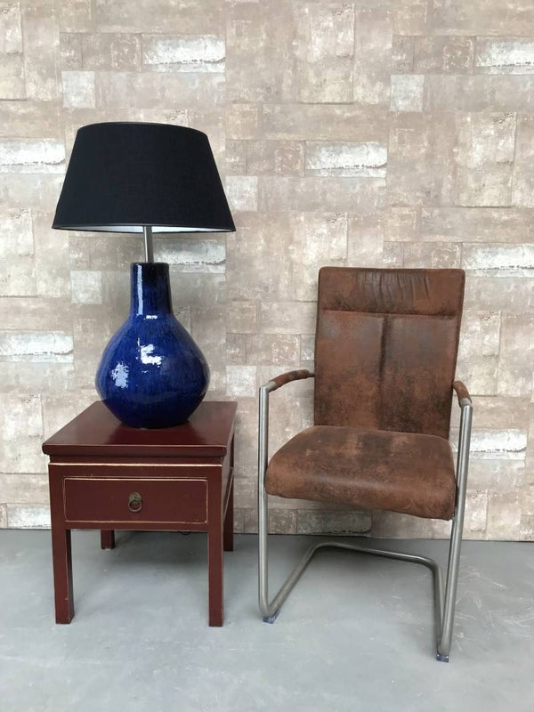 T021211 Tafellamp aardewerk blauw glazuur met zwarte linnen kap.