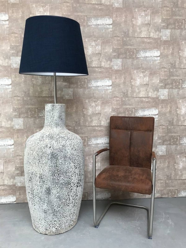 V017930 Vloerlamp aardewerk osian oxide met donker blauwe linnen kap.