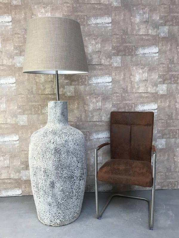 V017934 Vloerlamp aardewerk ocean oxide met licht bruine linnen kap.