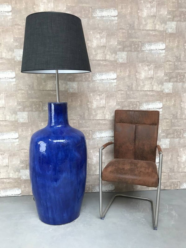 V031231 Vloerlamp aardewerk blauw glazuur met antraciet linnen kap.