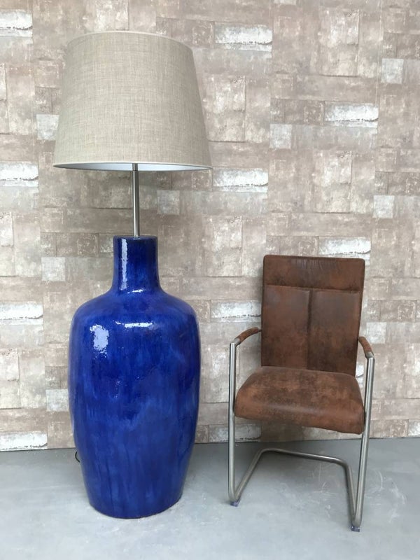 V031234 Vloerlamp aardewerk blauw glazuur met licht bruine linnen kap.