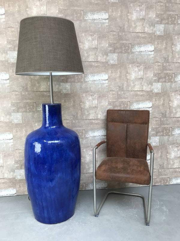 V031235 Vloerlamp aardewerk blauw glazuur met bruine linnen kap.