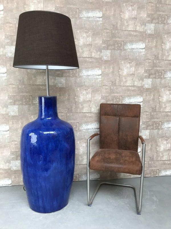 V031230 Vloerlamp aardewerk blauw glazuur met donker bruine linnen kap.