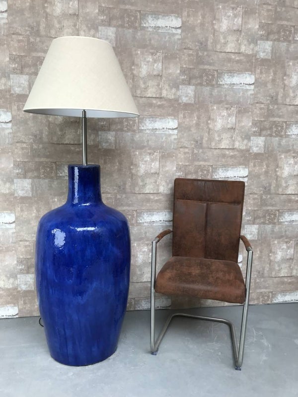 V031226 Vloerlamp aardewerk blauw glazuur met creme linnen kap.