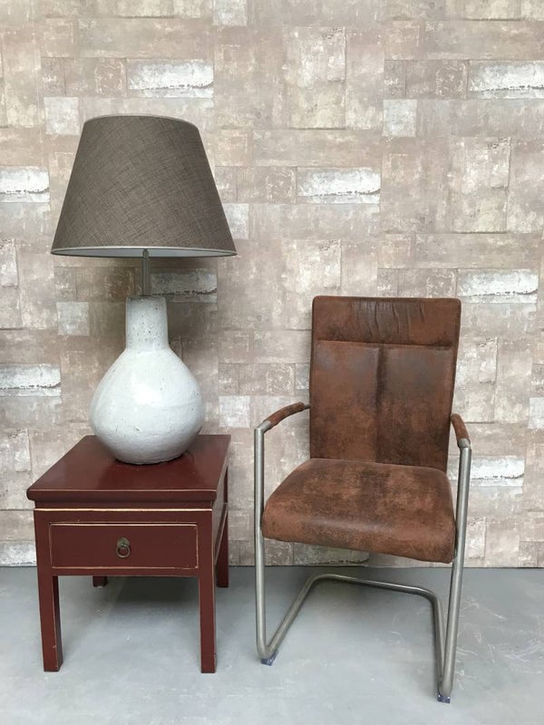 T020701 Tafellamp aardewerk grijs glazuur met donker bruine linnen kap.