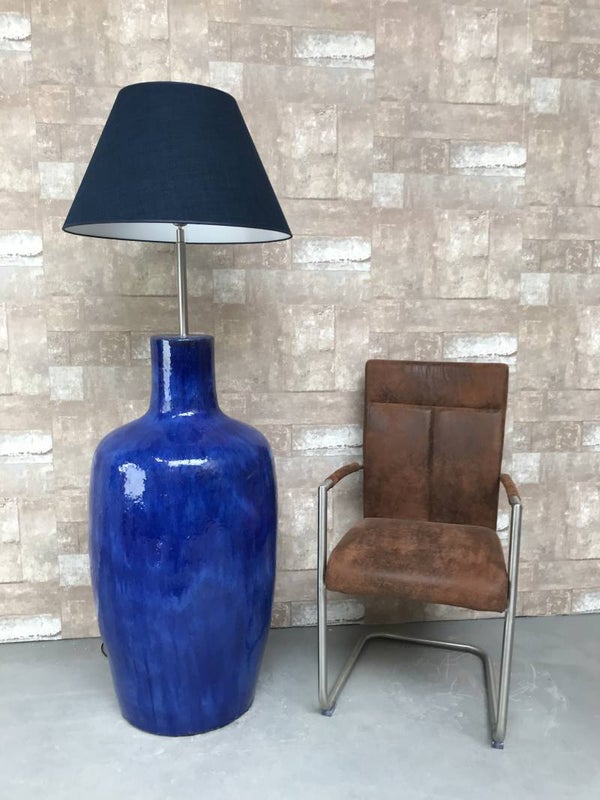 V031223 Vloerlamp aardewerk blauw glazuur met donker blauwe linnen kap.